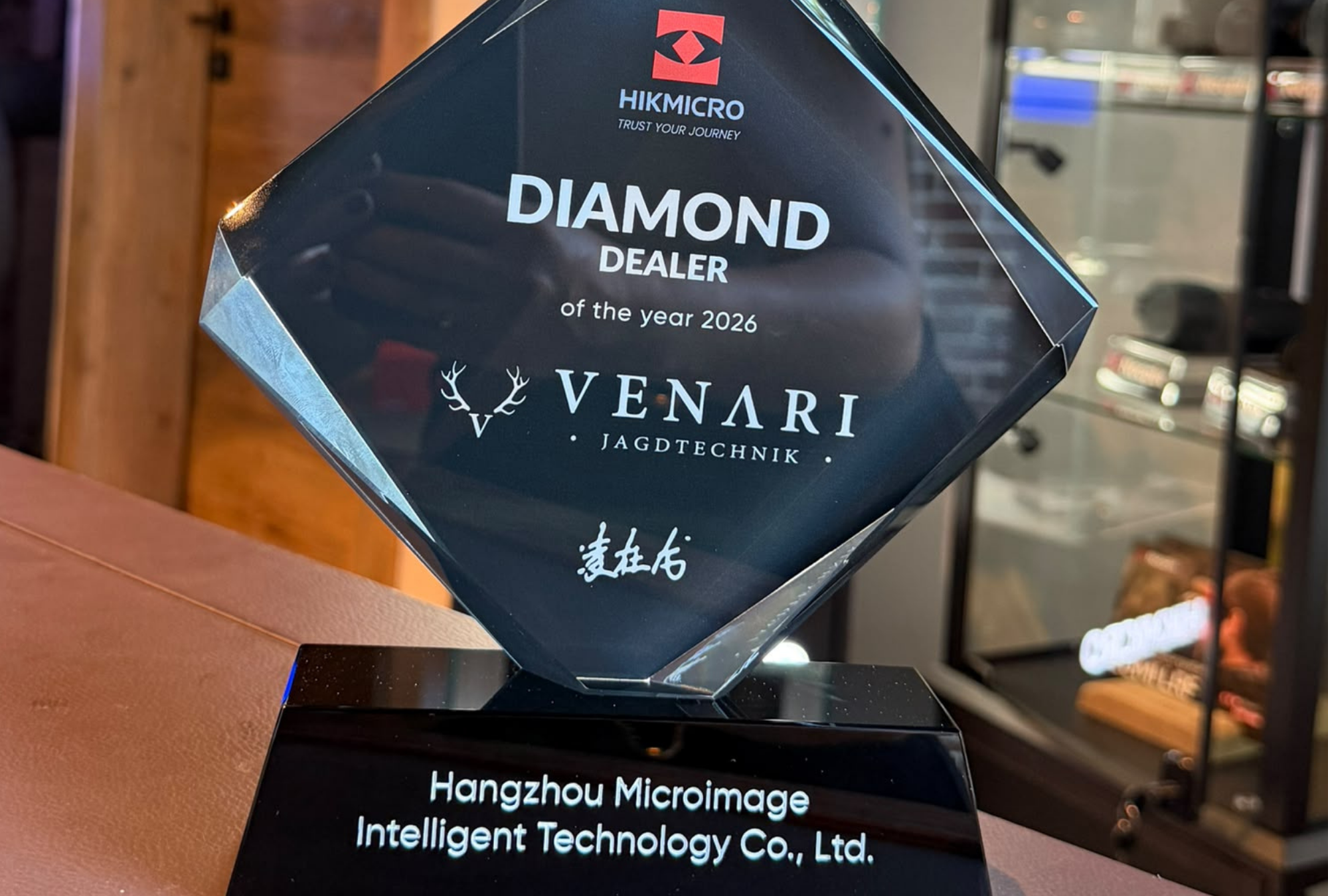 Händler Plakette - VENARI Jagd wurde als offizieller HIKmicro Dealer of the Year 2026 ausgezeichnet